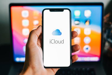 iPhone 'un ekranında elma iCloud logosu var.