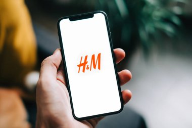 Akıllı telefon ekranında H & M logosu.