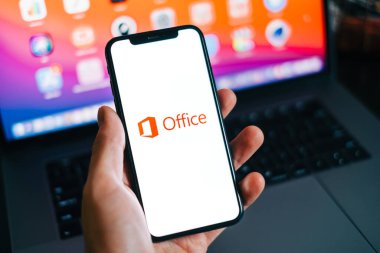 Akıllı telefon ekranında Microsoft ofis logosu.