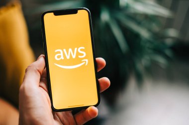 Akıllı telefon ekranında Amazon Web Hizmetleri logosu.