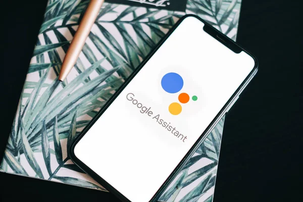 Aplikacja Google Assistant Ekranie Iphone — Zdjęcie stockowe