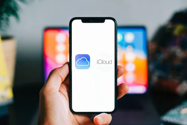 Iphone Mit Icloud Logo Von Apple Auf Dem Bildschirm — Stockfoto