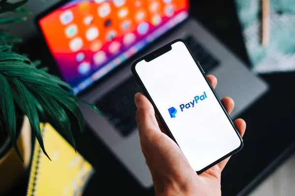 Логотип Paypal Экране Смартфона — стоковое фото