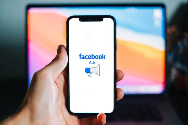 Logo Reklamy Facebook Ekranie Smartfona — Zdjęcie stockowe