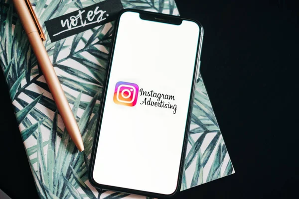 Instagram Werbe Logo Auf Dem Smartphone Bildschirm — Stockfoto