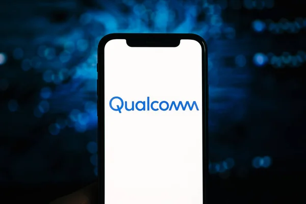 Iphone屏幕上的Qualcomm标志 Qualcomm是一家生产移动设备处理器的公司 — 图库照片