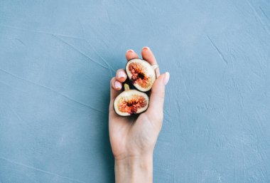 Mavi arka planda taze incirler, yakın plan..