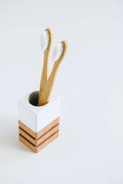 Μπαμπού Οδοντόβουρτσες Ξύλινο Κύπελλο Κάνοντας Φυσικά Υλικά Απομονώνονται Λευκό Φόντο — Φωτογραφία Αρχείου