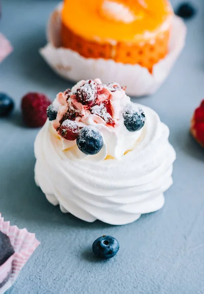 Anna Pavlova 'nın içinde krema ve peynir kreması olsun. Masada yabanmersini ve diğer pastalarla süslensin..