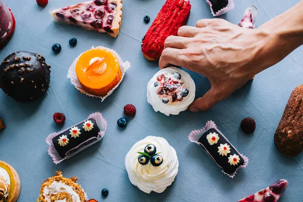 Eller masadan farklı tatlılarla pasta alıyor..