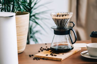 Alternatif kahve demleme metodu, damlatıcı ve kağıt filtresinin üzerine dökülüyor..
