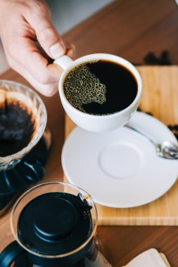 Alternatif kahve demleme metodu, damlatıcı ve kağıt filtresinin üzerine dökülüyor..