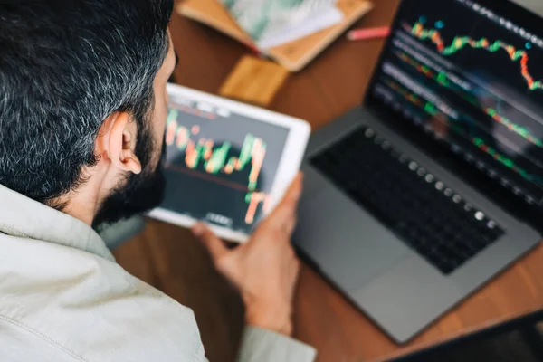 Hombre Negocios Caucásico Que Negocia Línea Usando Tecnología Informática Mirando — Foto de Stock