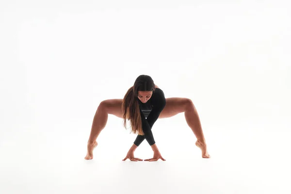 Fitness Lány Hosszú Haj Csinál Nyújtás Fitness Pózol Egy Fekete — Stock Fotó