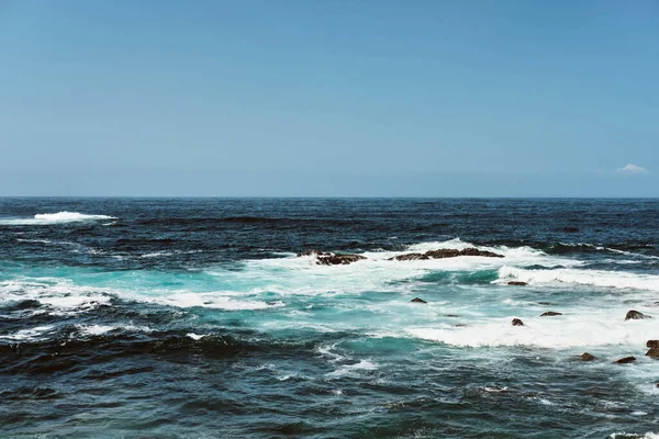 Kıyısında Kayalar Olan Dalgalı Deniz Manzarası — Stok fotoğraf