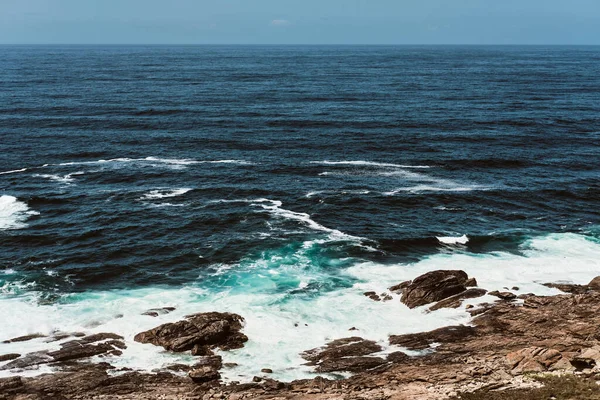 Kıyısında Kayalar Olan Dalgalı Deniz Manzarası — Stok fotoğraf