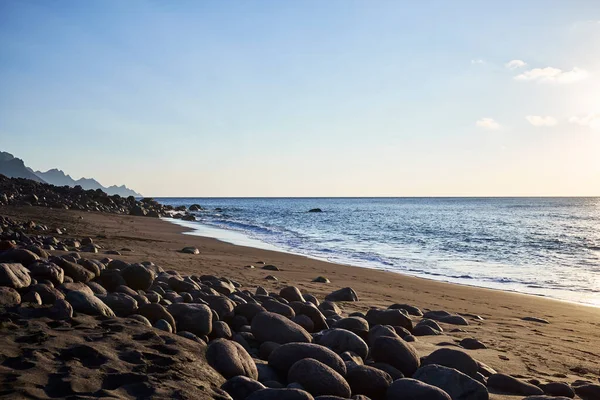 Paradisiacal sahilinde uçurumlarla gün batımı