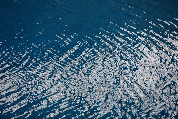 游泳池里的蓝色水 — 图库照片