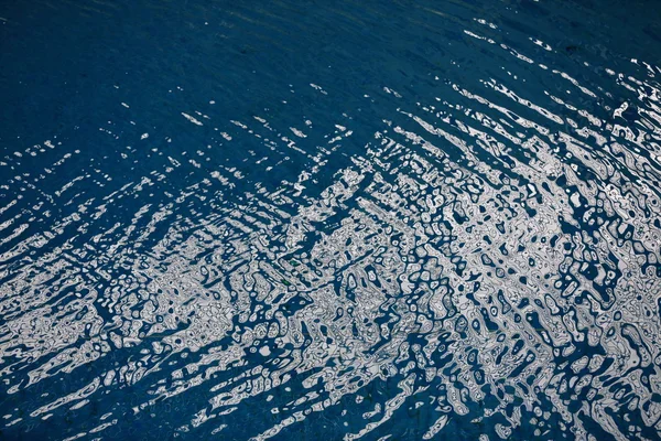 물웅덩이에 있는 푸른 물 — 스톡 사진