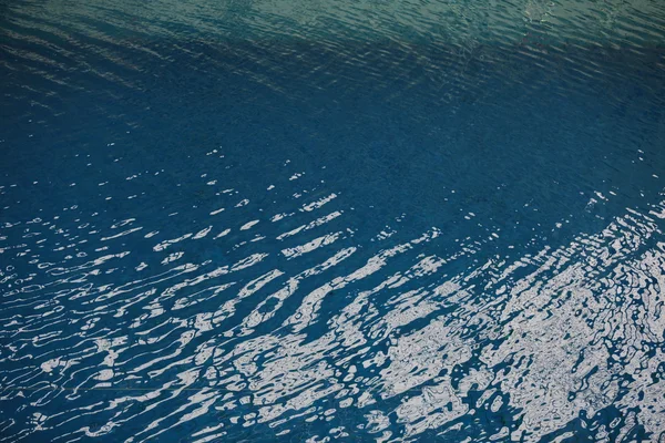 Niebieska woda w basenie — Zdjęcie stockowe
