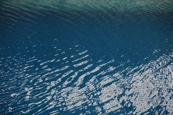 Água azul na piscina — Fotografia de Stock