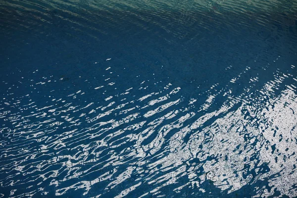 Água azul na piscina — Fotografia de Stock