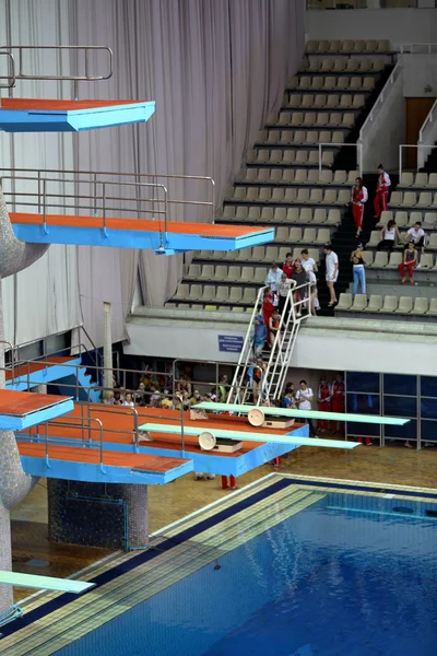 Springplank voor sprongen in het water in sportcomplex — Stockfoto
