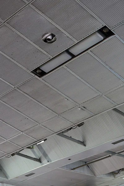 Le plafond dans le bâtiment industriel — Photo