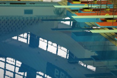 Yüzme havuzuna atlamak için ayağa kalk.