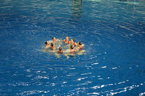 Vrouwen, synchroon zwemmen in het zwembad — Stockfoto