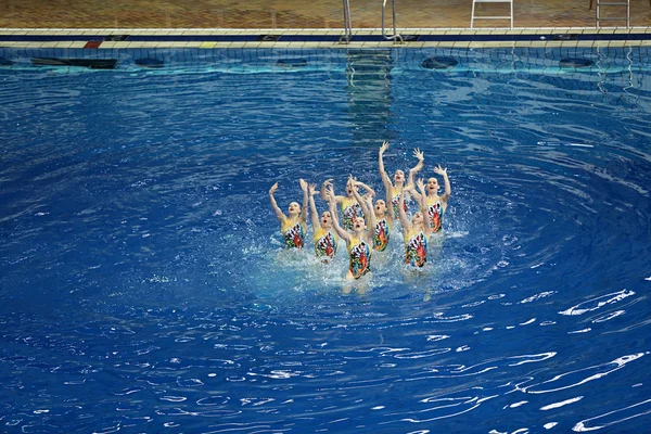 Синхронное плавание женщин в бассейне — стоковое фото