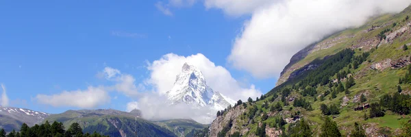 El legendario pico Matterhorn en las nubes, Suiza — Foto de Stock