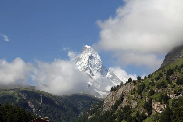 El legendario pico Matterhorn en las nubes, Suiza —  Fotos de Stock