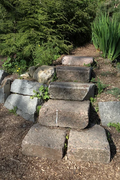 Escalones de piedra en un jardín —  Fotos de Stock