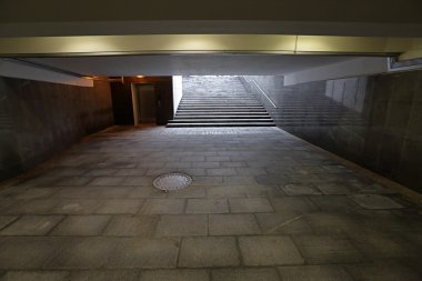 uzun yeraltı geçidi