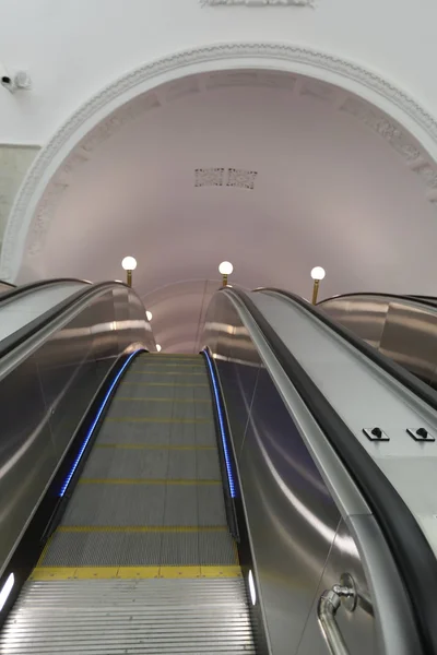 Rulltrappa i Moskva tunnelbana — Stockfoto