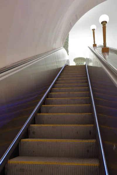 Ескалатор у московському метро — стокове фото
