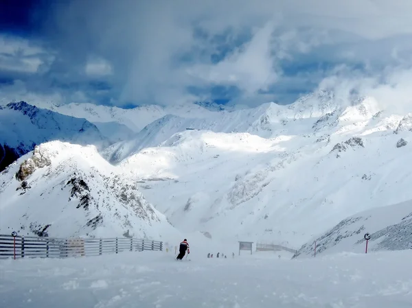 Snow covered Alps neighborhood — Free Stock Photo