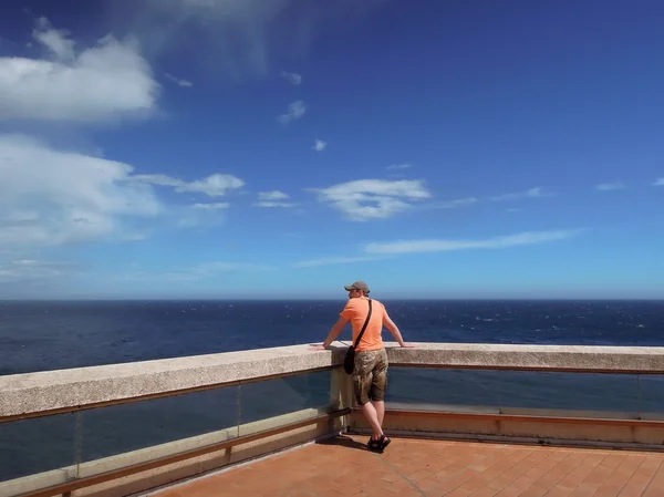 Man looking out to sea — Stock Photo, Image