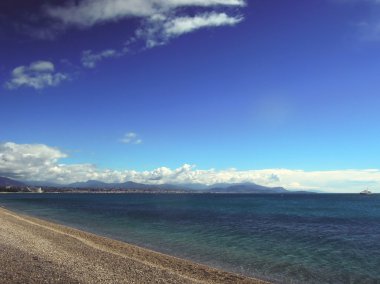 Gezinti alanından deniz manzarası