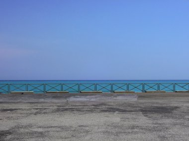 Gezinti alanından deniz manzarası
