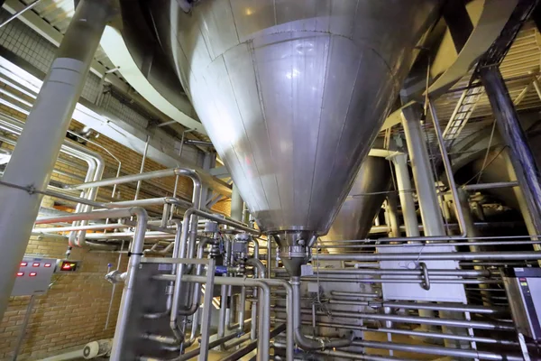 Équipement pour la production de bière dans les ateliers d'usine — Photo