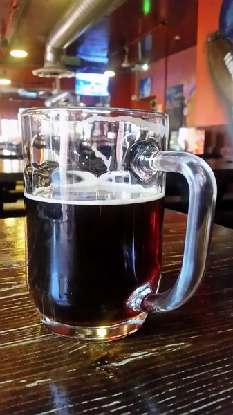 Kufel z ciemnego piwa — Zdjęcie stockowe