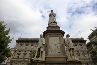 leonardo da vinci Milan için anıt