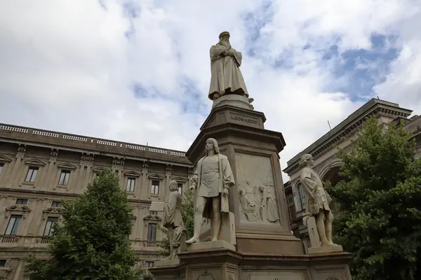 Monumento a Leonardo da Vinci em Milão — Fotografia de Stock