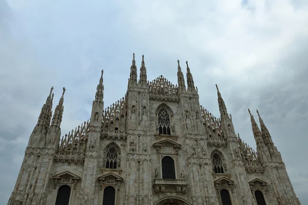 Milano Katedrali'ne Piazza di Duomo, İtalya yer alır — Stok fotoğraf