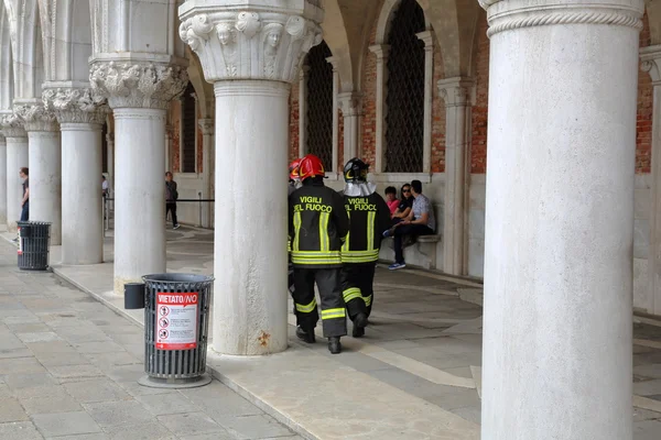 Włoski strażaków w mundurze — Zdjęcie stockowe