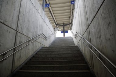 Bir tünel beton merdiven