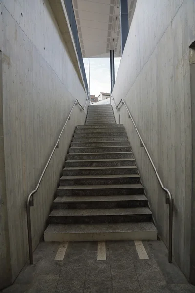 Escalier en béton dans un tunnel — Photo