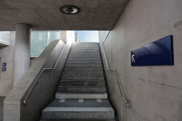 Betontreppe in einem Tunnel — Stockfoto